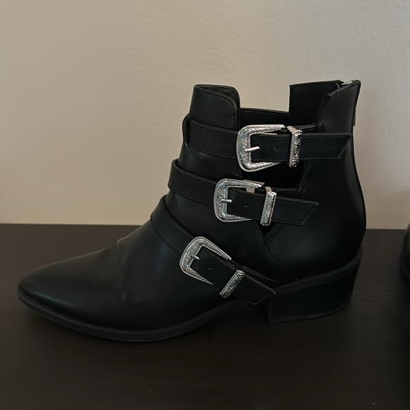 NEW Steve Madden Black Western Style Ankle Boot w. silver buckles point toe - Picture 1 of 9